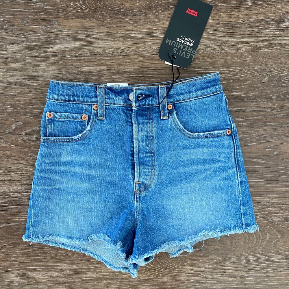 LEVI’S RIBCAGE SHORTS